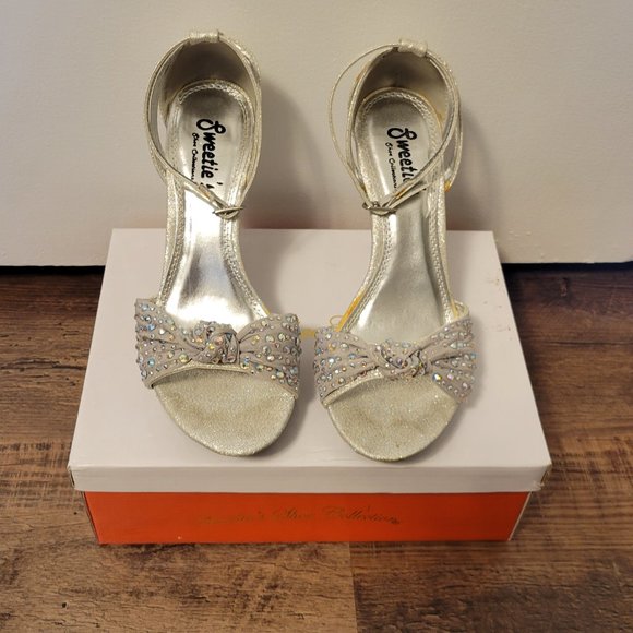 ❣️HP❣️Sweetie's Shoe Collection "Sherri" Jewel silver sequin sandal sz: 7.5 - Picture 9 of 10
